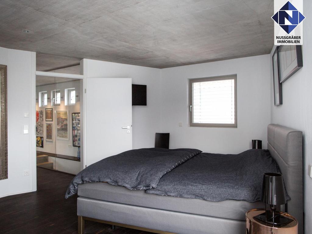2. Schlafzimmer mit Zugang zum Bad