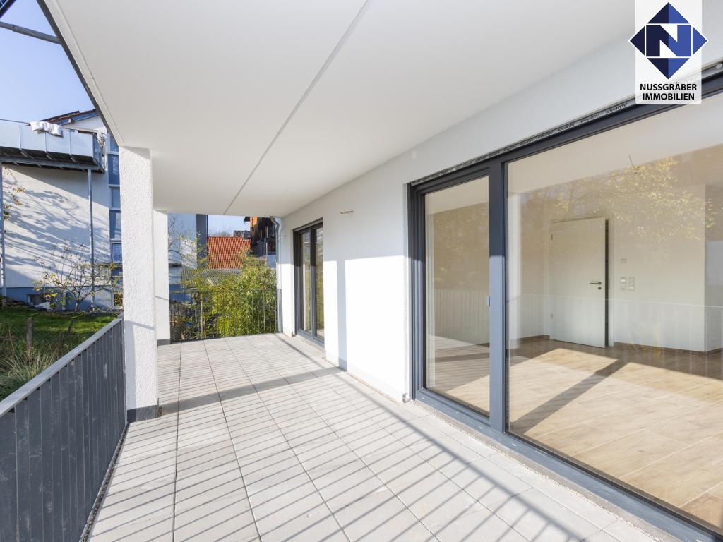 großer, überdachter Balkon