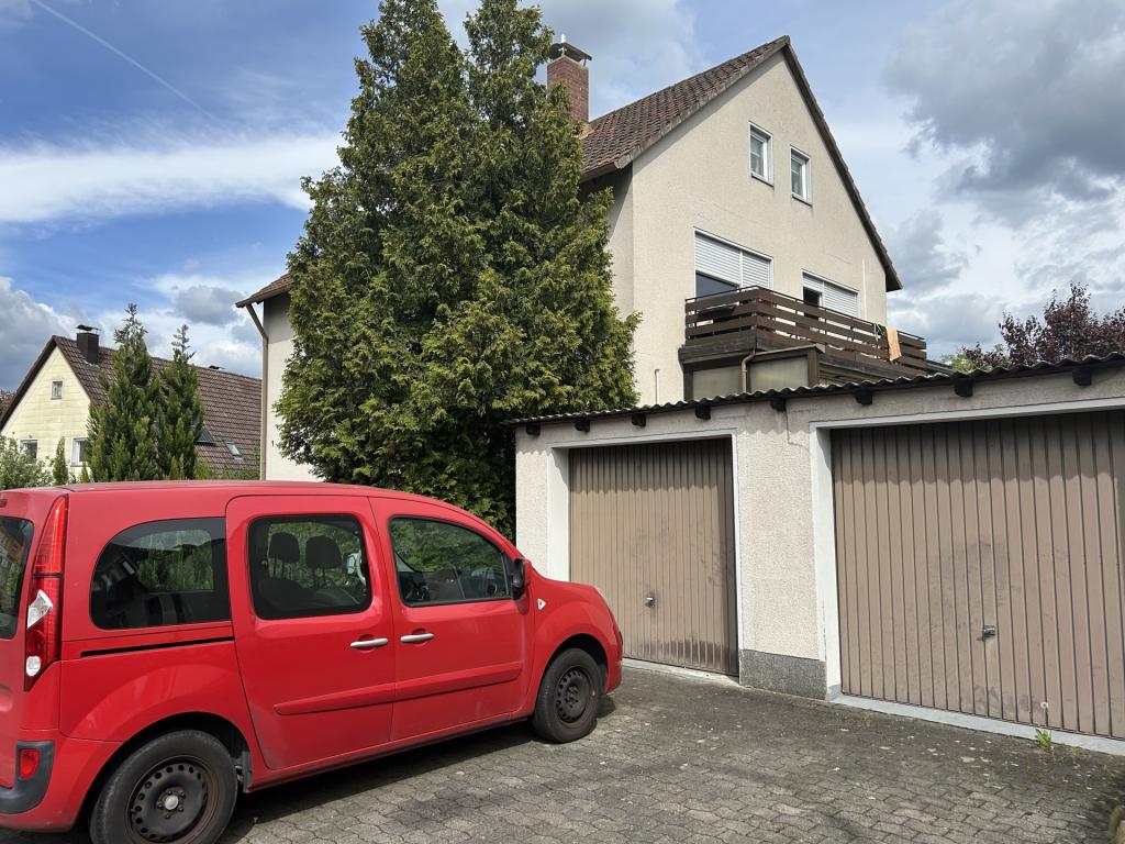 Garage mit Blick aufs Haus