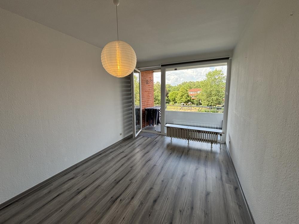 Zimmer mit Balkonzugang