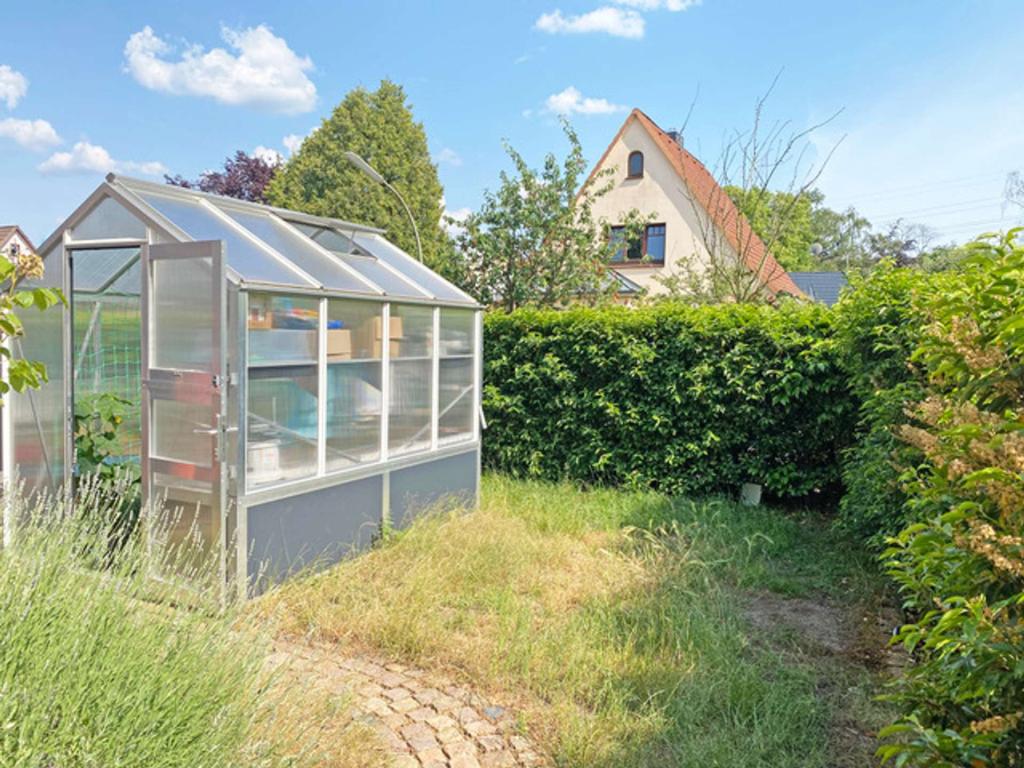 Garten mit Gewächshaus