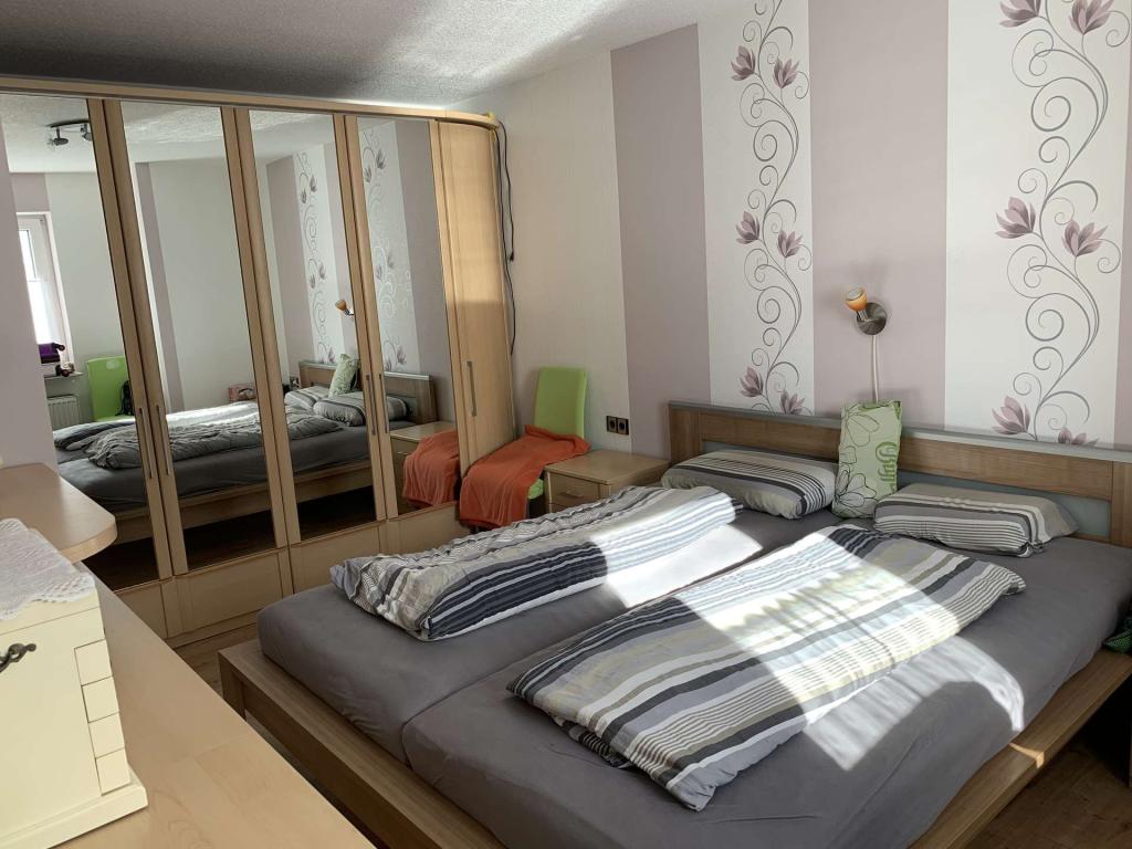 großzügiges Schlafzimmer