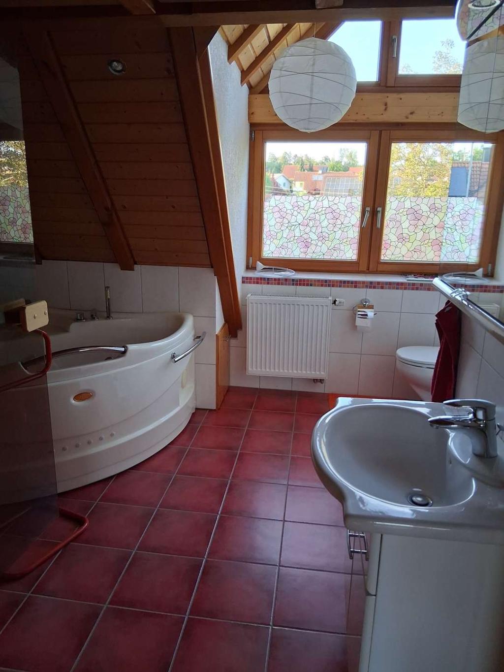 Bad mit Whirlpool und Infrarot
