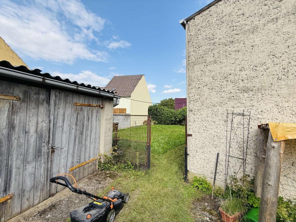 Hof mit Blick auf die Wiese 