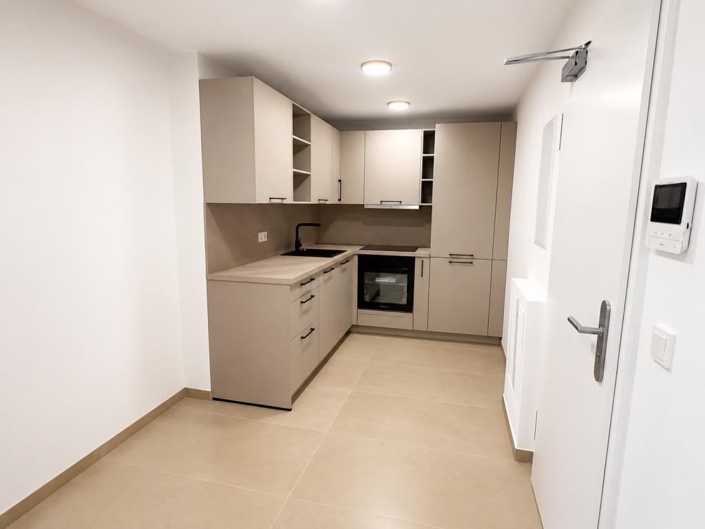 Historischer Charme trifft modernen Wohnkomfort – sanierte Etagenwohnung mit Einbauküche - Photo 1
