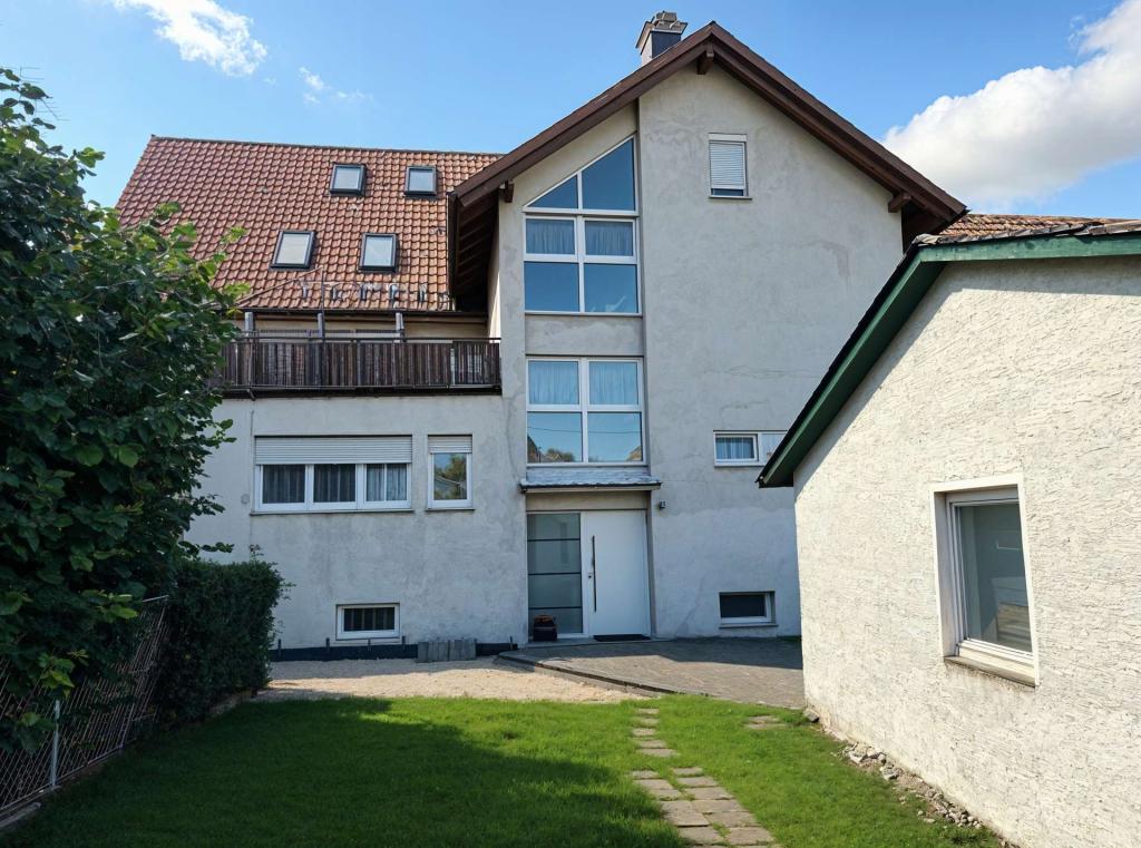 Hof mit Garage