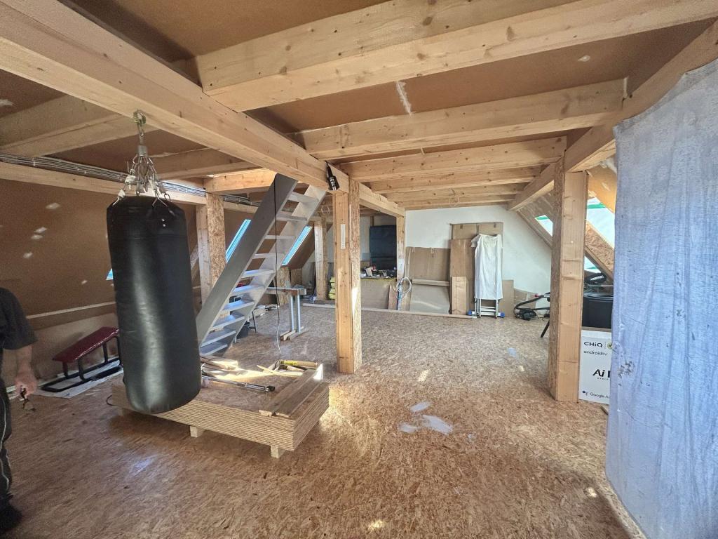 riesen ausgebauter Raum