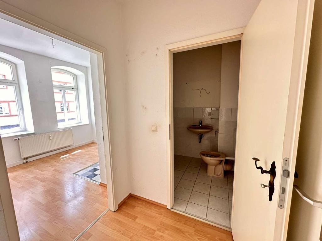 Blick in Küche und Badezimmer