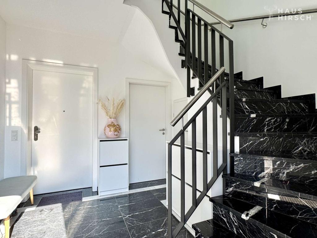 Treppenhaus mit separatem Hauswirtschaftsraum