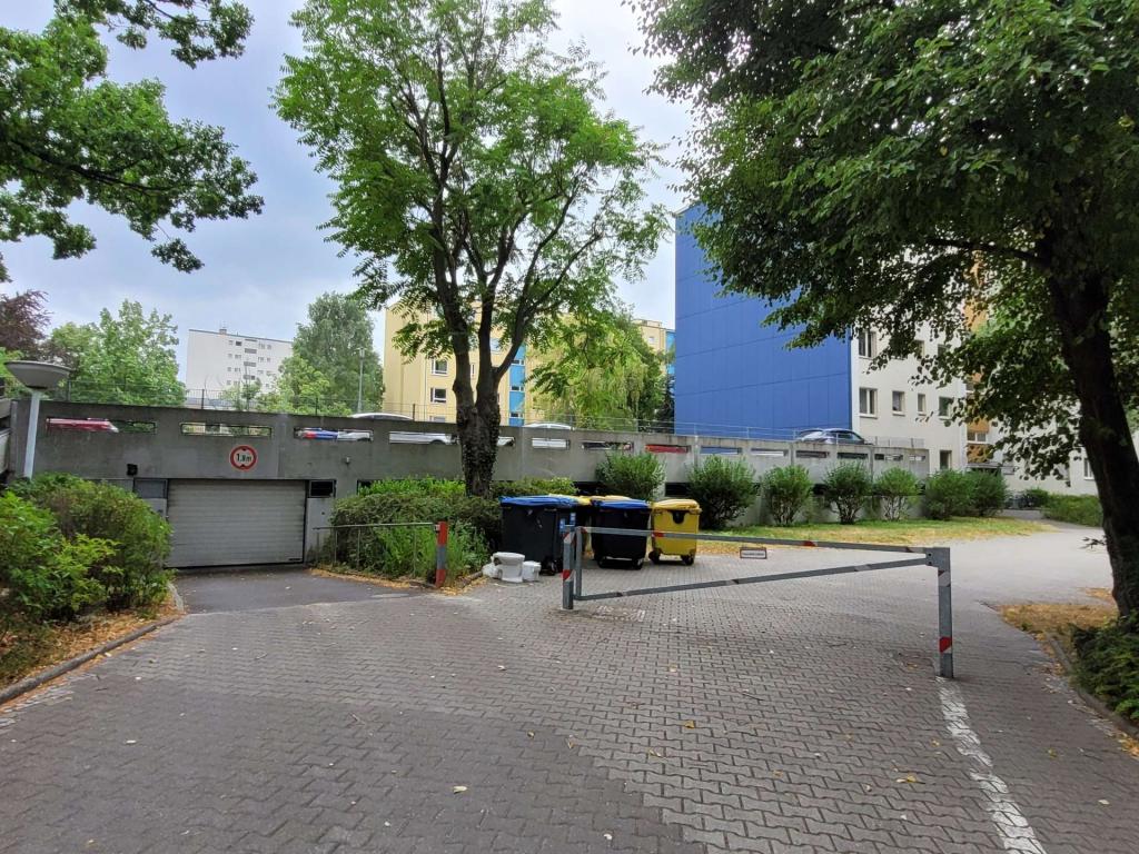 Garagen und Parkplatz