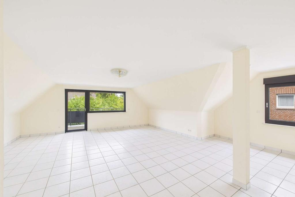 OG großes Schlafzimmer mit Zugang auf Balkon