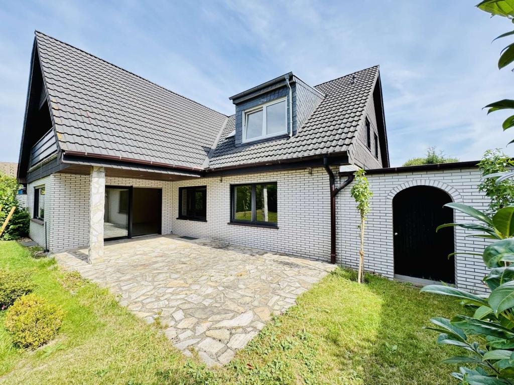 Hausansicht mit Terrasse