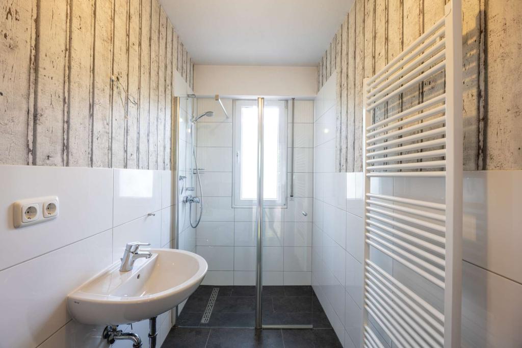 Modernes Duschbad mit bodentiefer Dusche
