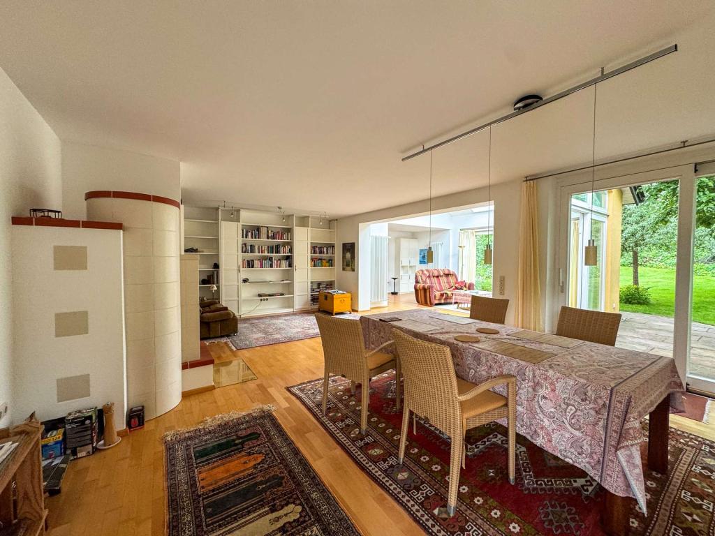 Essbereich mit Blick ins Wohnzimmer