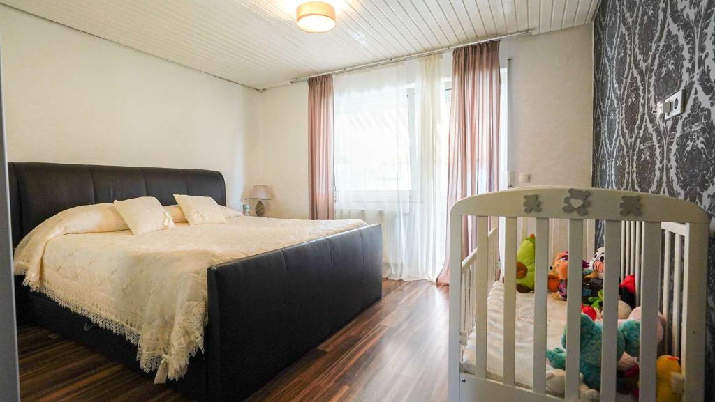 Schlafzimmer 1