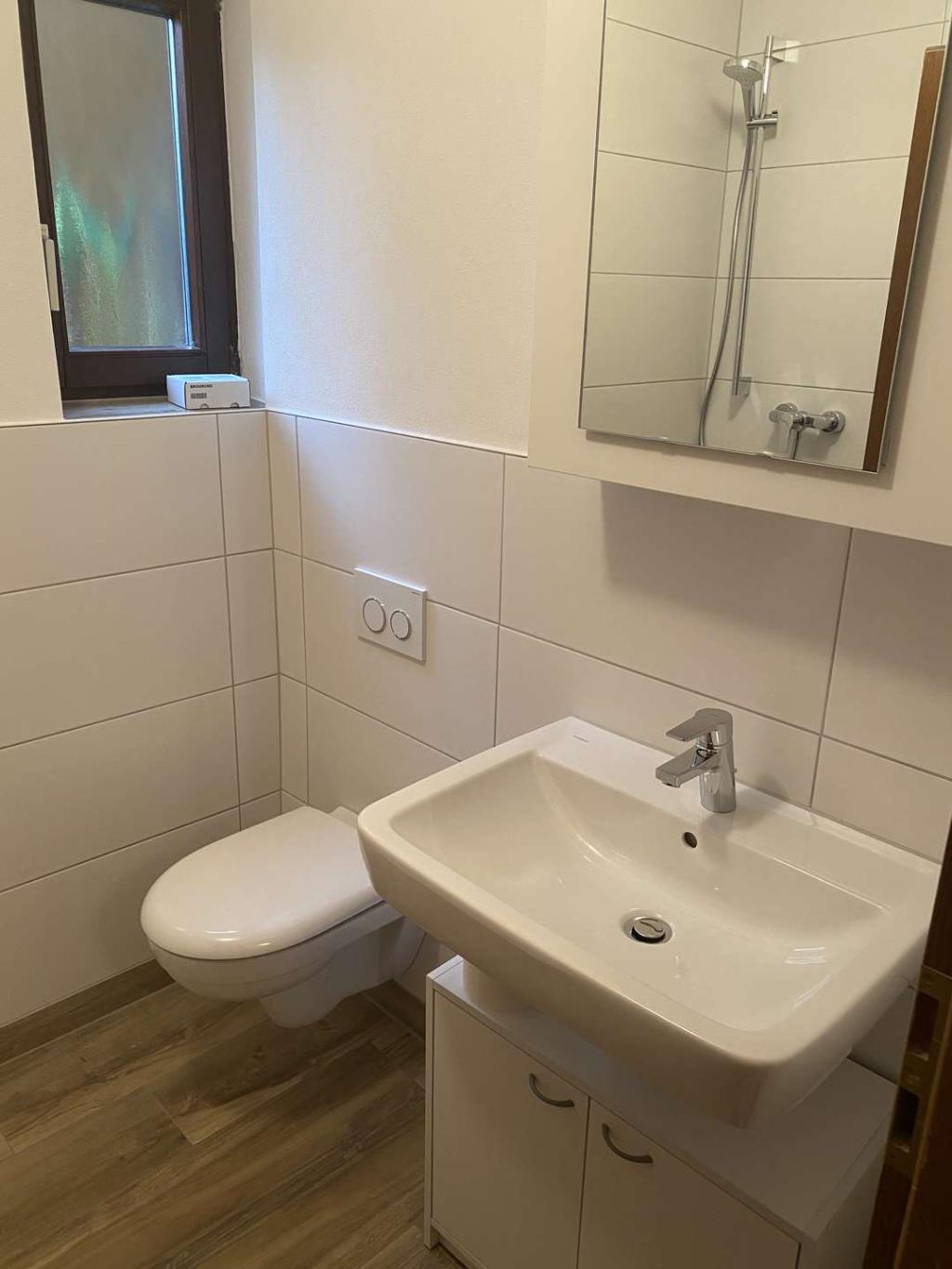 Einliegerwohnung Bad-mit-Dusche