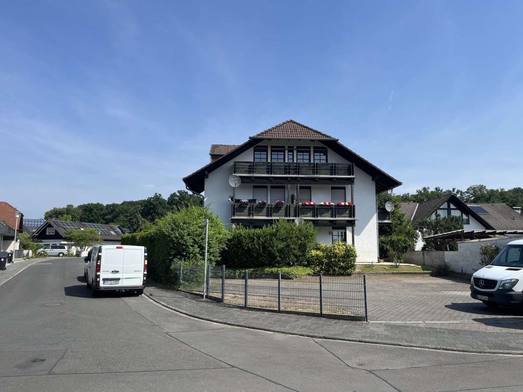 Seite vom Haus mit 2 Stellplätzen