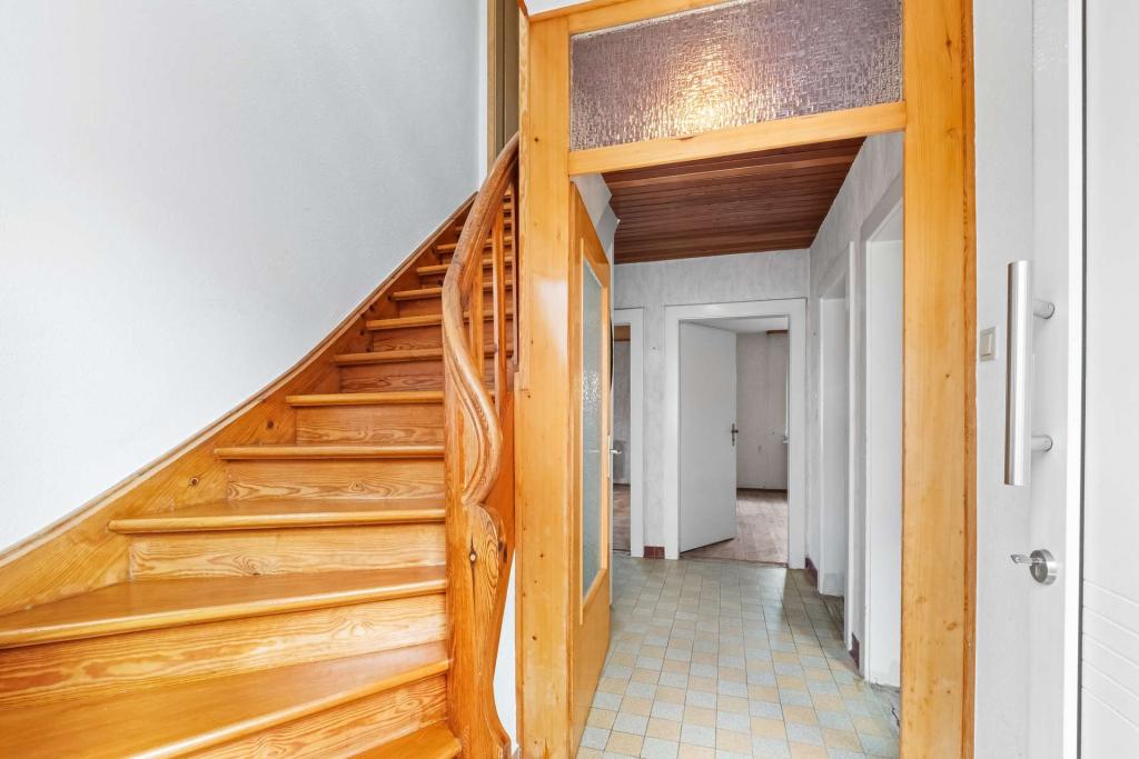 Die Holztreppe im Eingang verbindet ET und OG