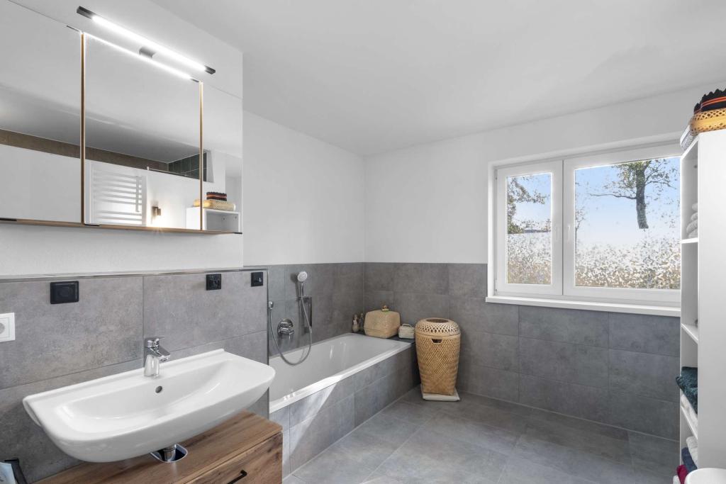Bad mit Wanne und bodengleicher Dusche
