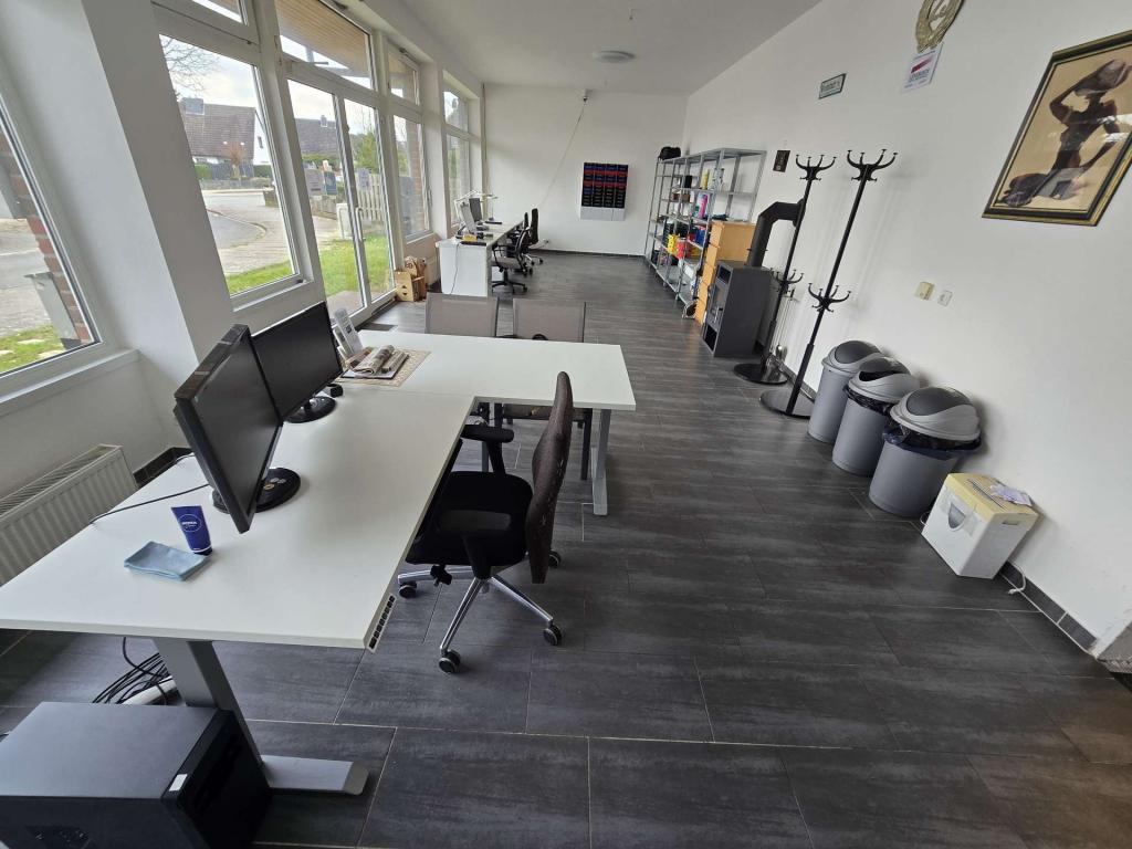 Fensterfront mit Eingang