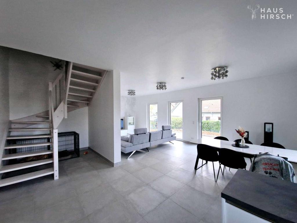 Rechte Seite: Wohn-Essbereich 