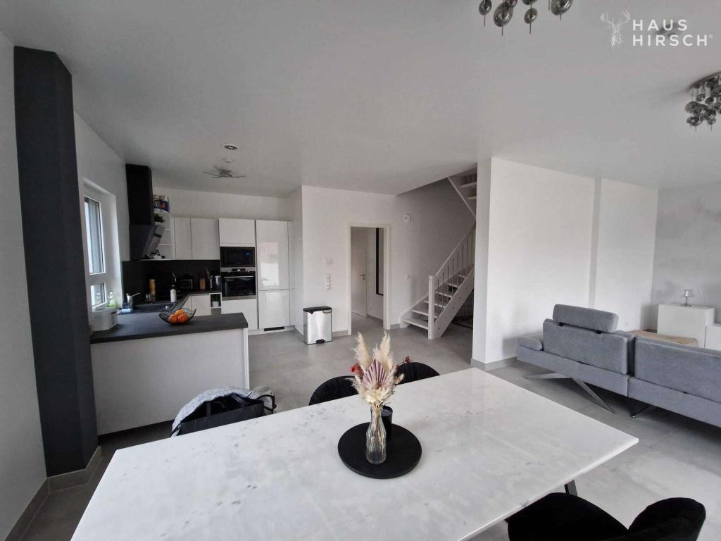 Rechte Seite: Blick zur Küche 