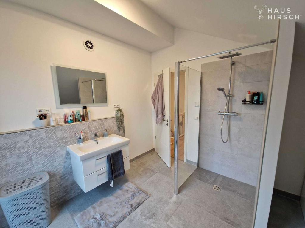 Rechte Seite: Bad im OG