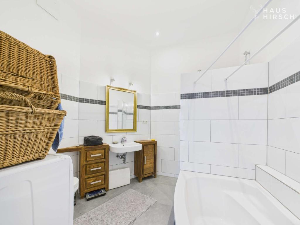 Badezimmer mit Dusche und Badewanne