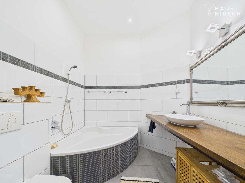 Badezimmer mit Eckbadewanne 