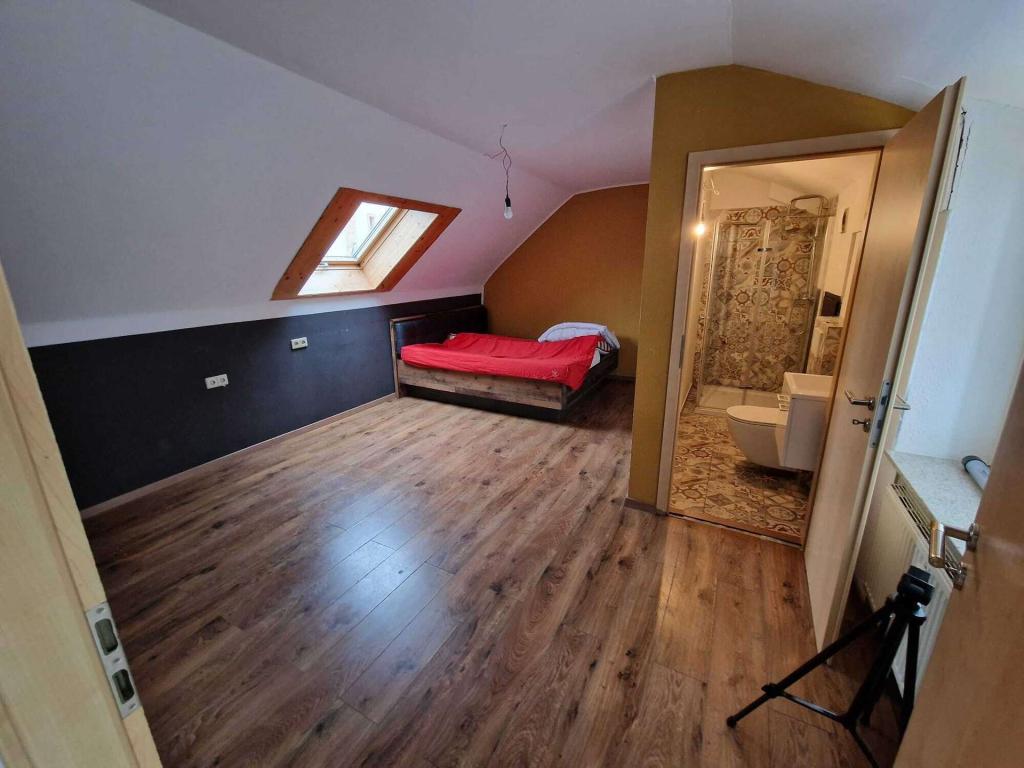 Schlafzimmer oben mit Bad