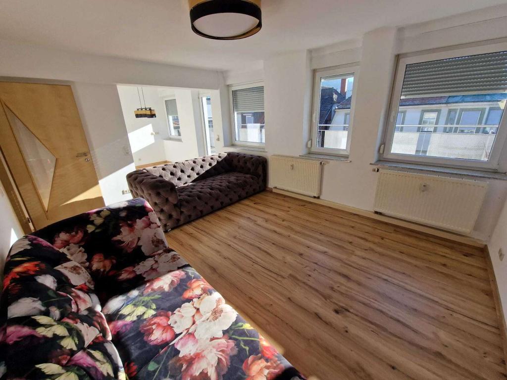 Wohnzimmer und Balkon unten