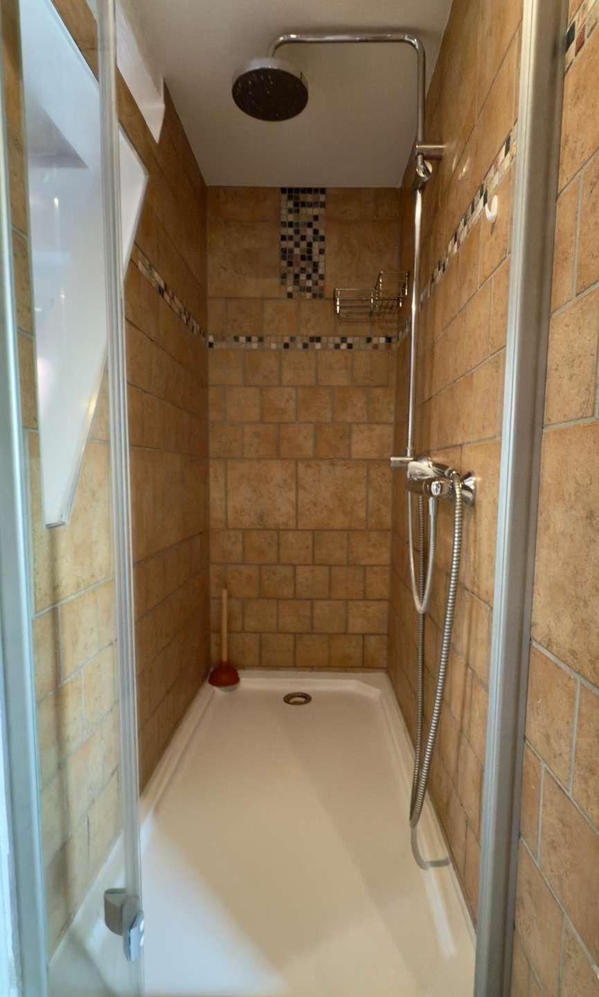 1. DG Wellness-Bad Dusche