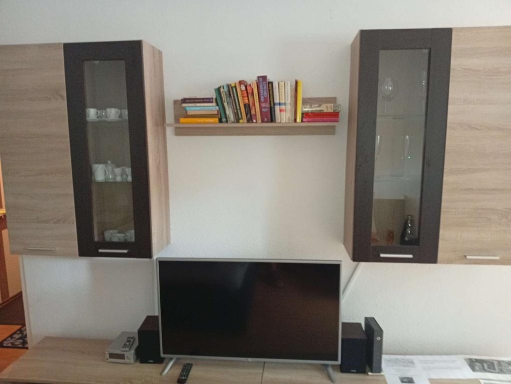 Anbauwand mit Fernseher