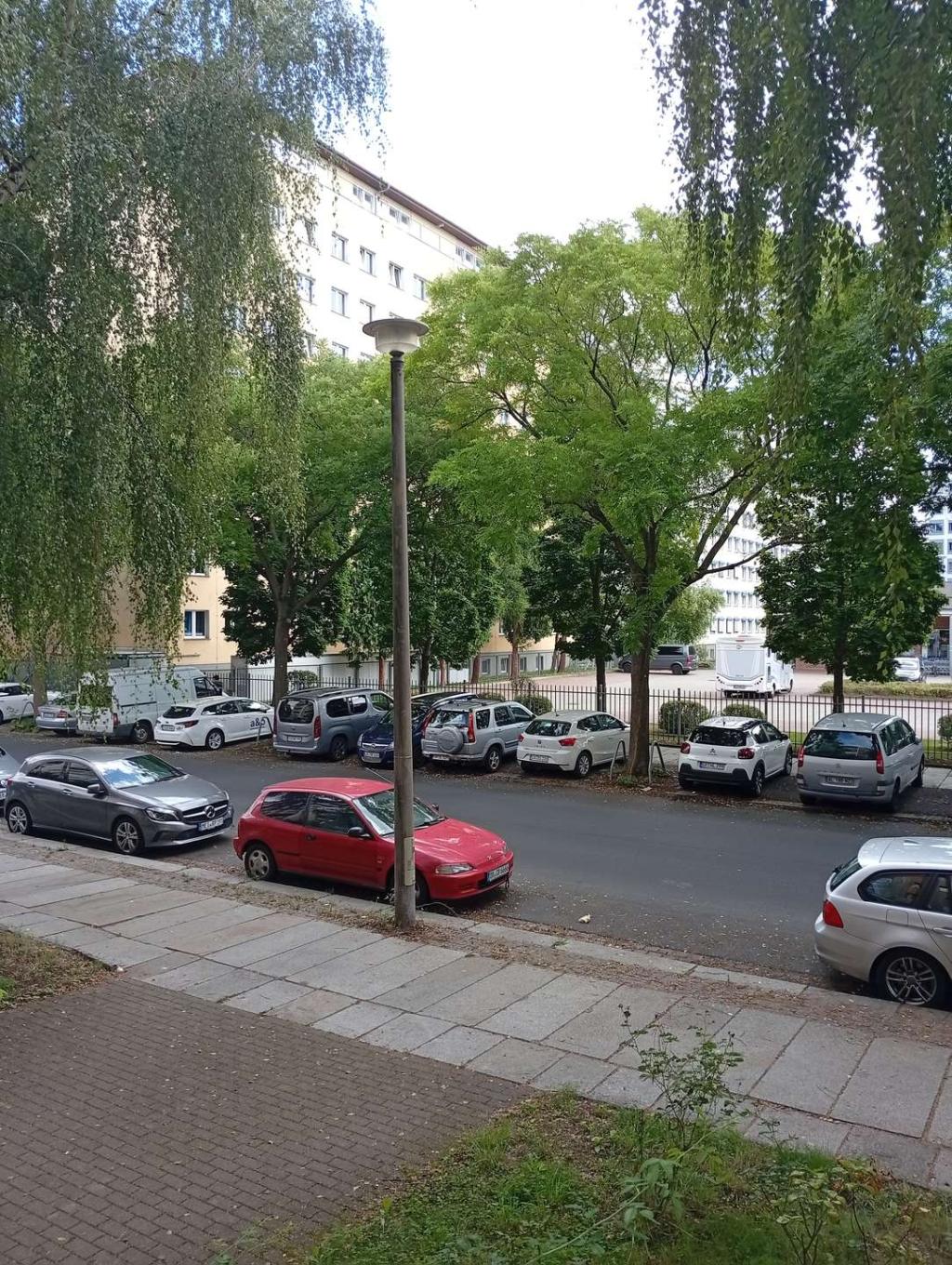 Blick vom Balkon zur Straße