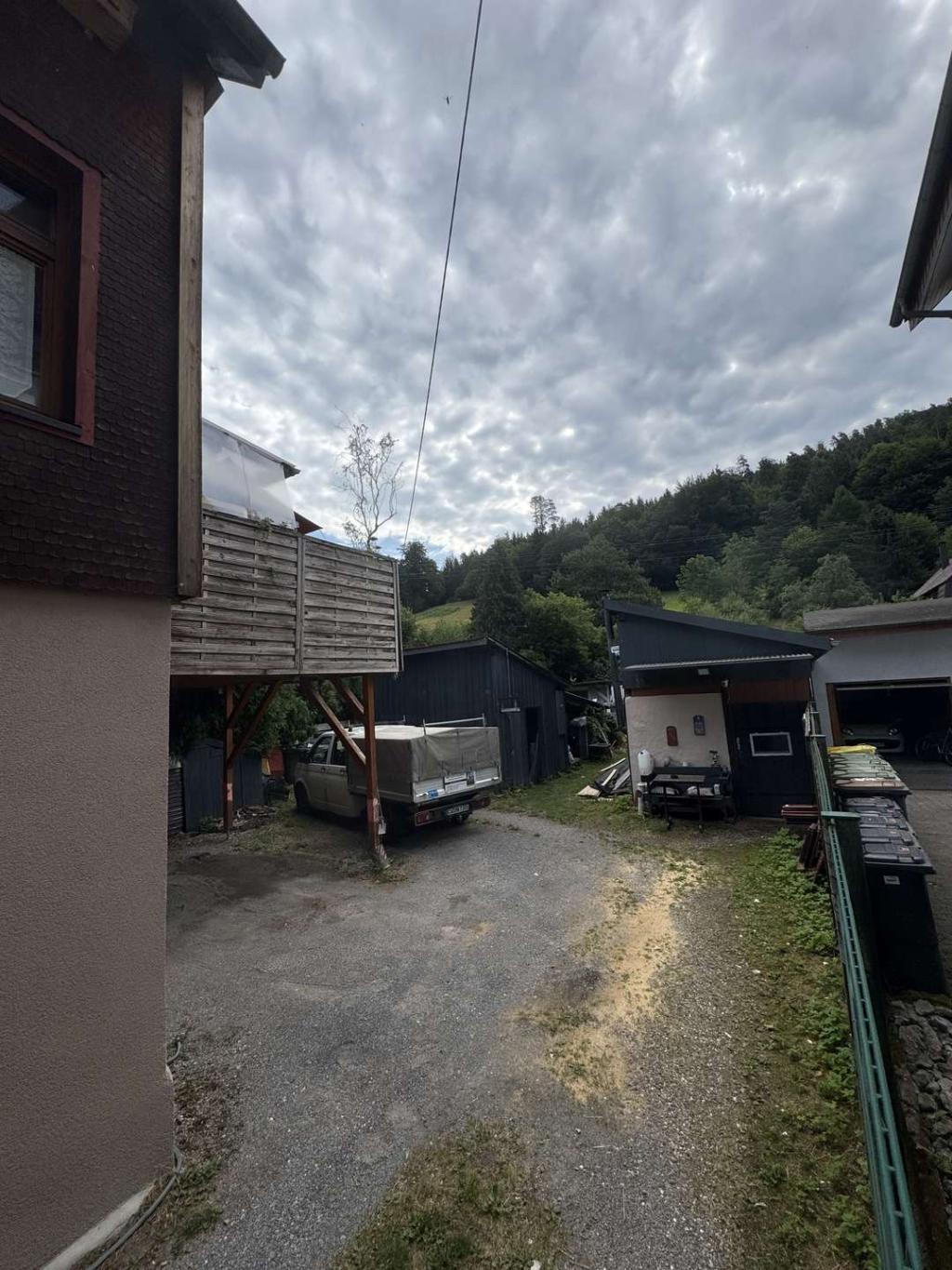 Hof und Grundstück