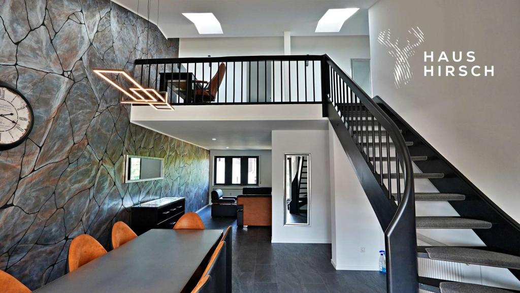 Offener Essbereich mit Blick auf die zweite Etage