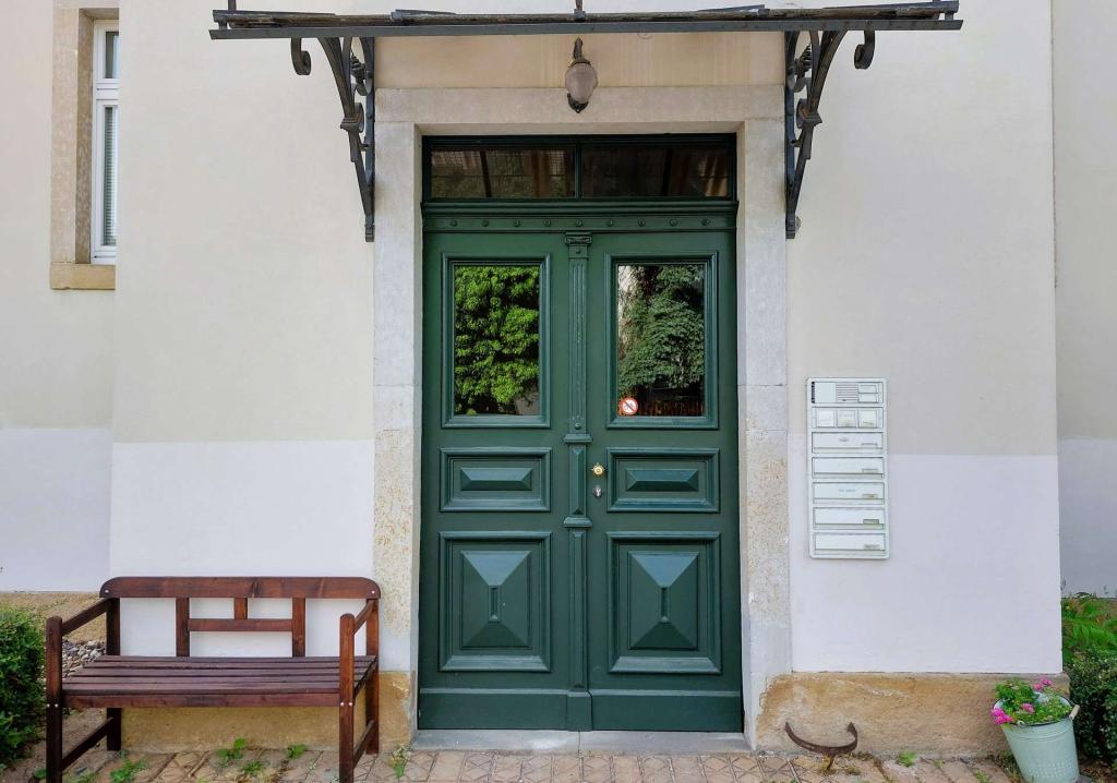 Haustür mit Schmuckelement