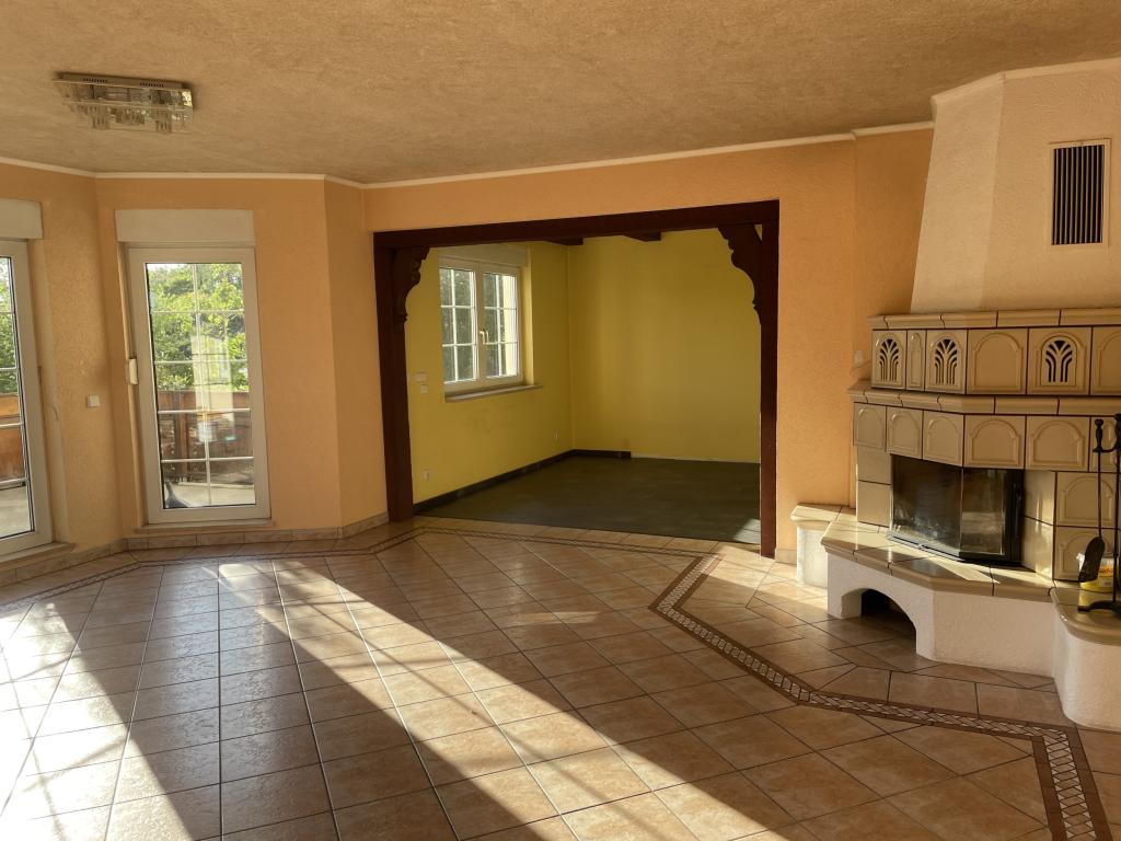 Maisonettewohnung in Dreifamilienhaus mit Photovoltaikanlage, großer Terrasse u Kamin - Photo 1