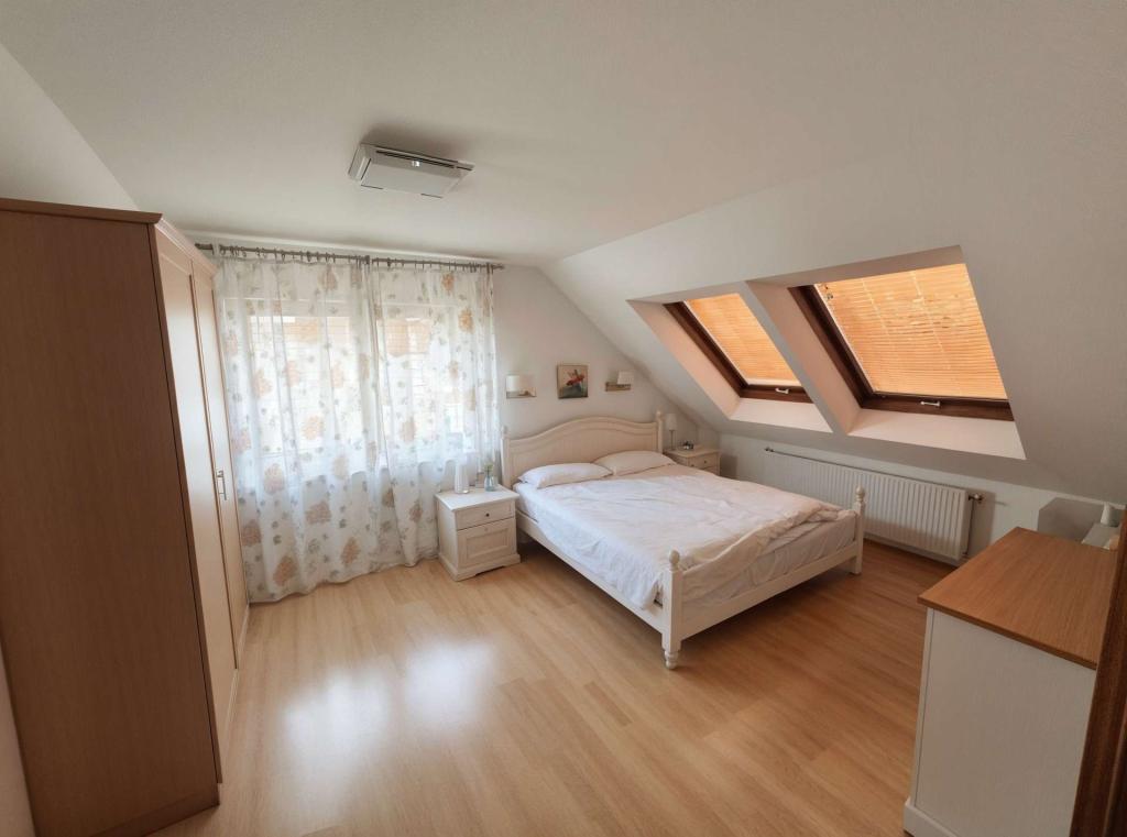 Schlafzimmer 1OG 