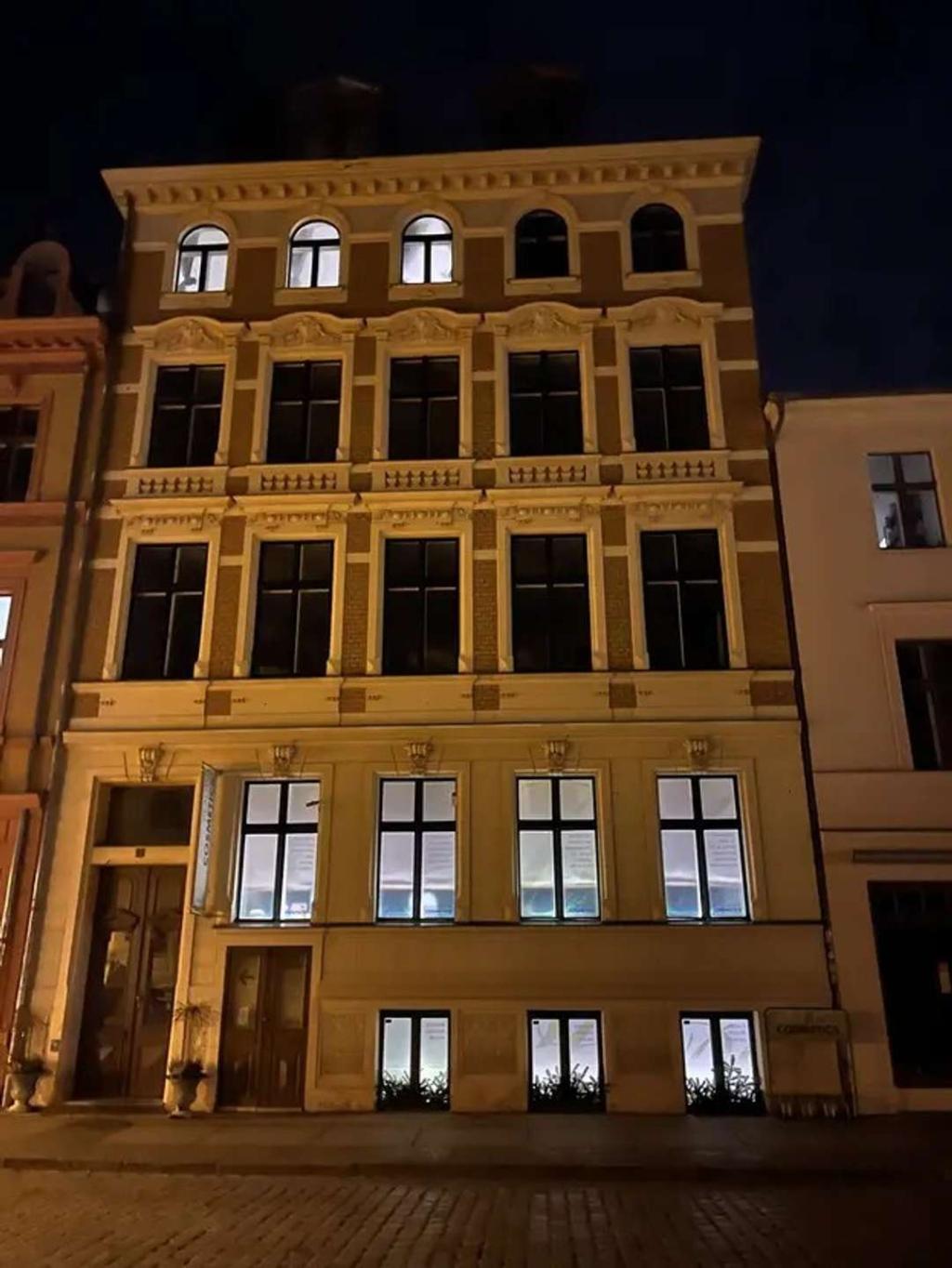 Hausansicht bei Nacht