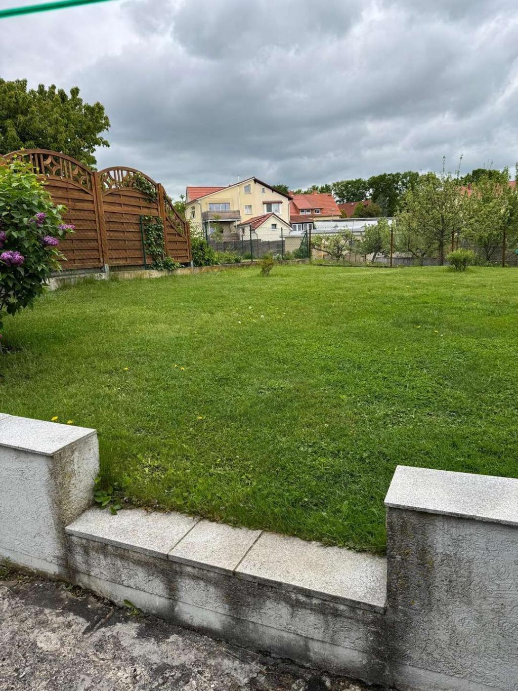 Blick vom Garten zum Haus