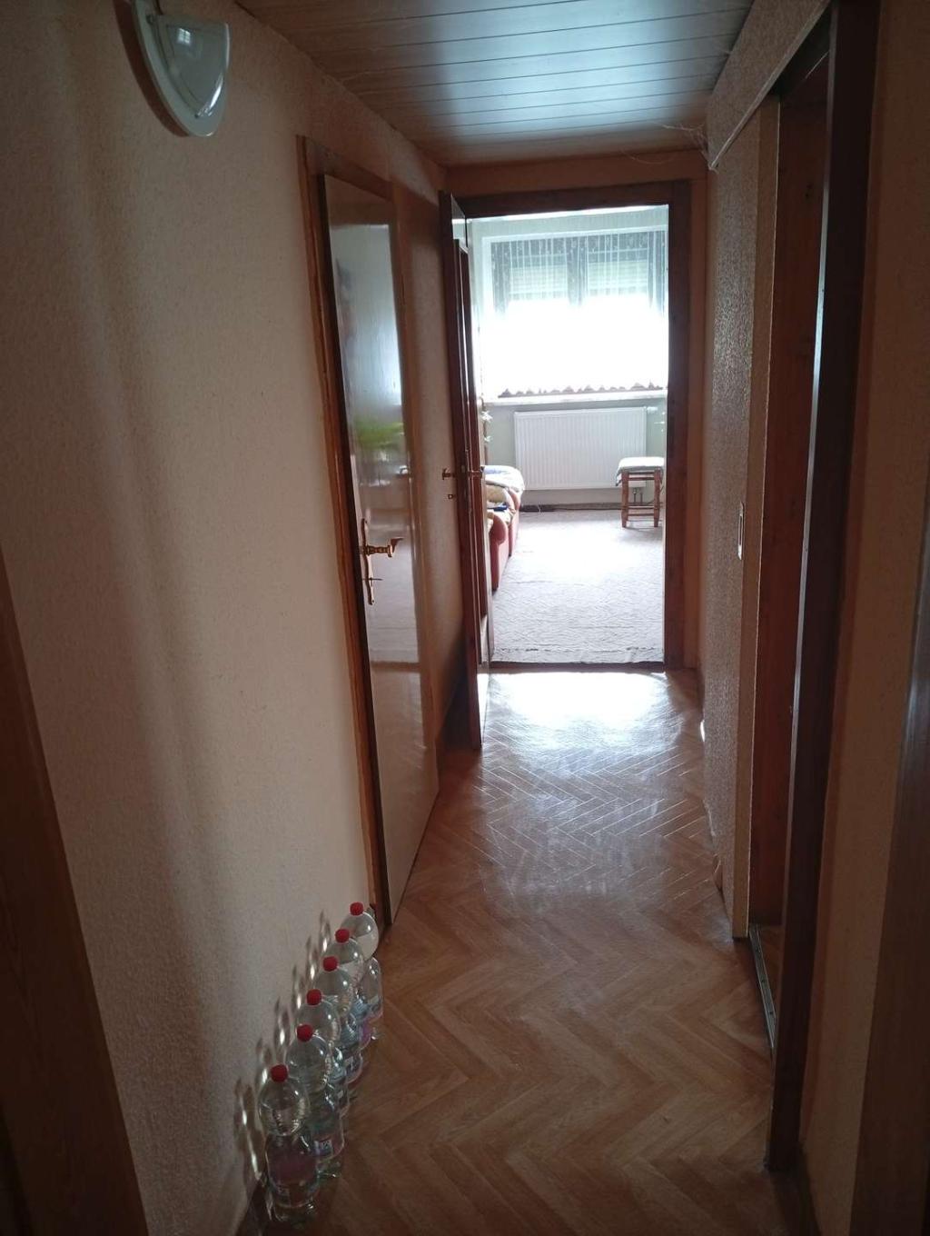 Flur zur Küche rechts und zur Wohnstube geradeaus