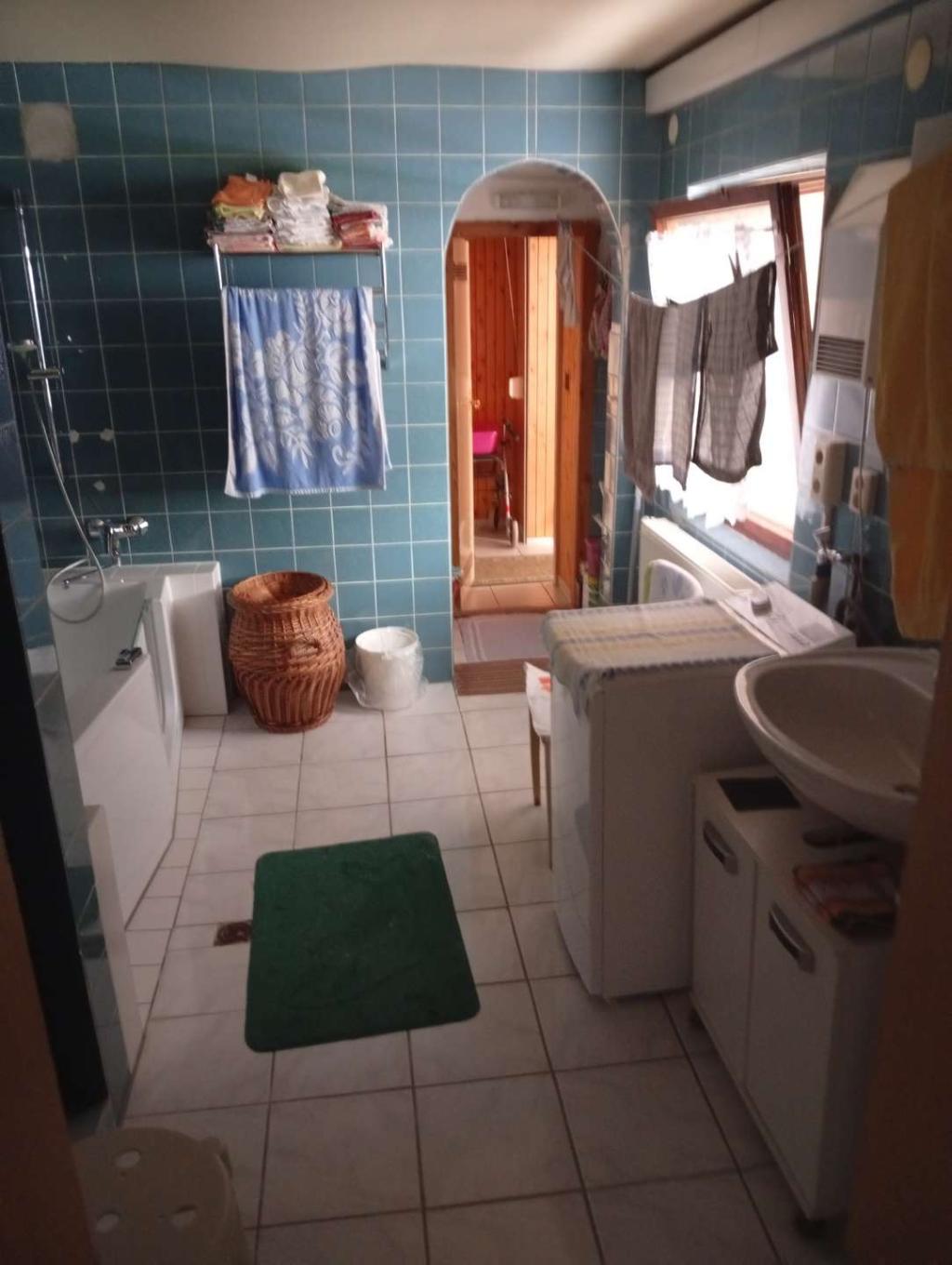 Pflegebad und Dusche sowie Waschmaschinenraum
