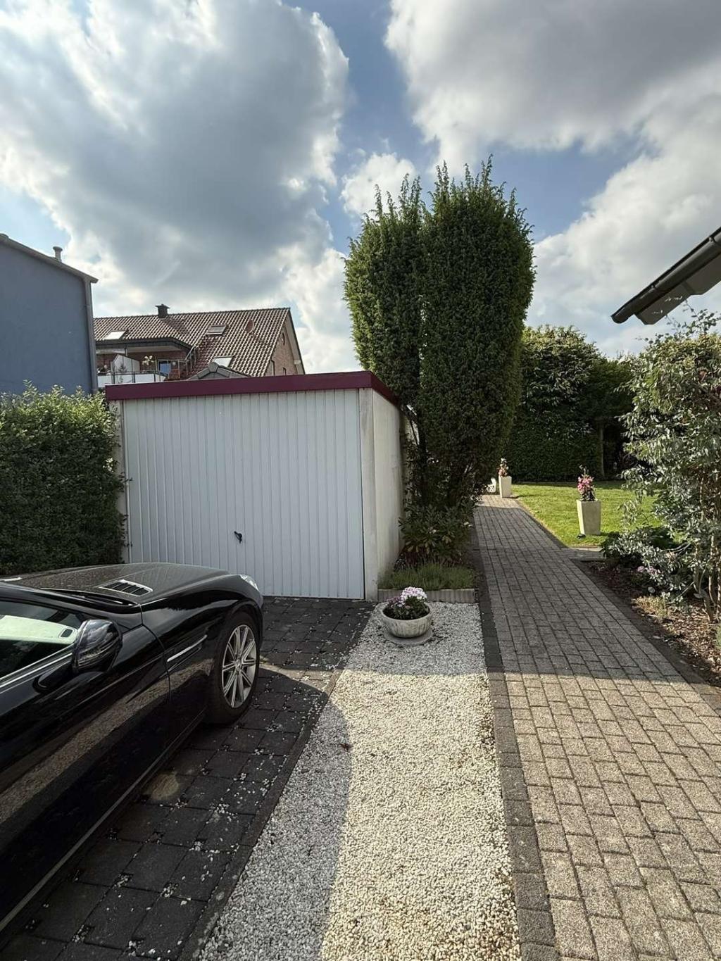 Garage links direkt am Haus