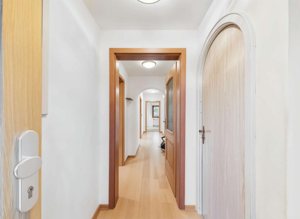 Flur EG - (KI generiert)