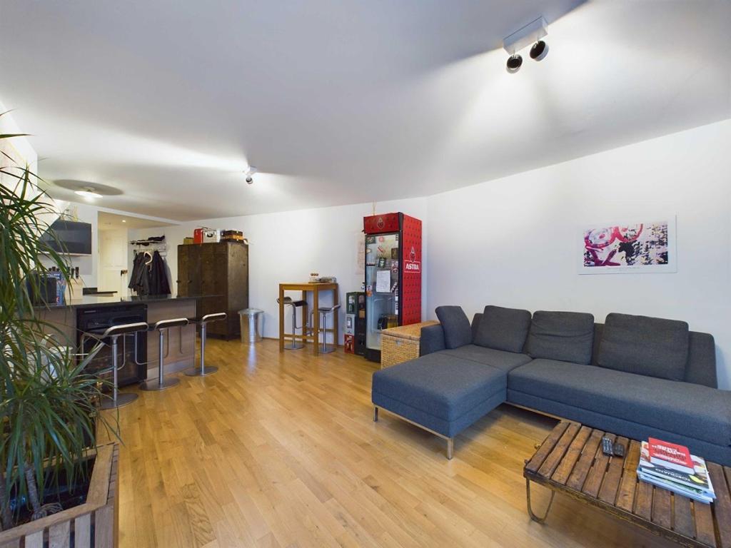 Premium Wohnen in Wandsbek: Helle Neubauwohnung mit Loggia und Team 7 Massivholzküche und Tiefgarage - Foto 2