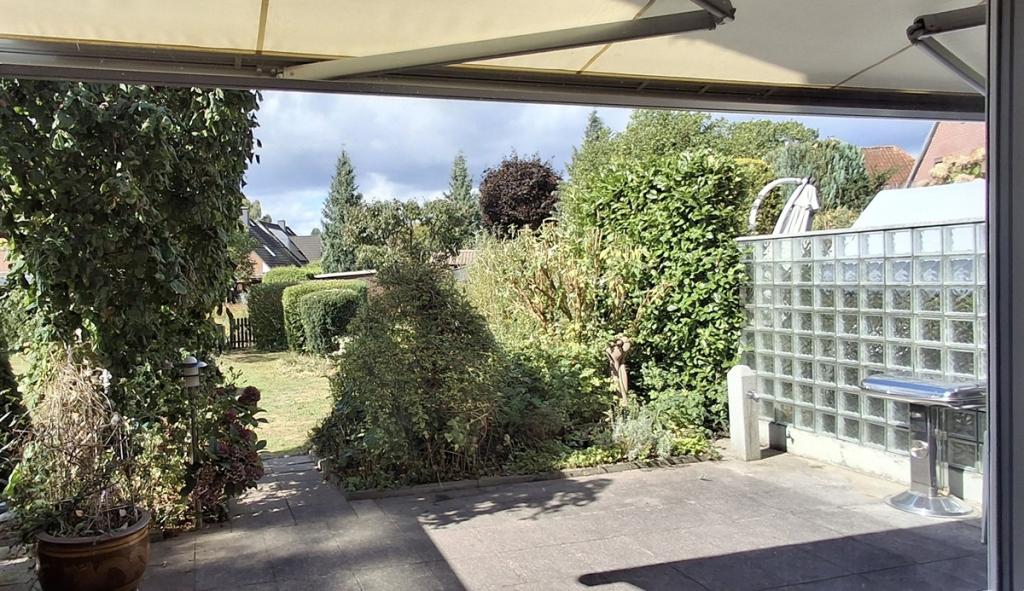 Blick auf Terasse mit Markise.jpg