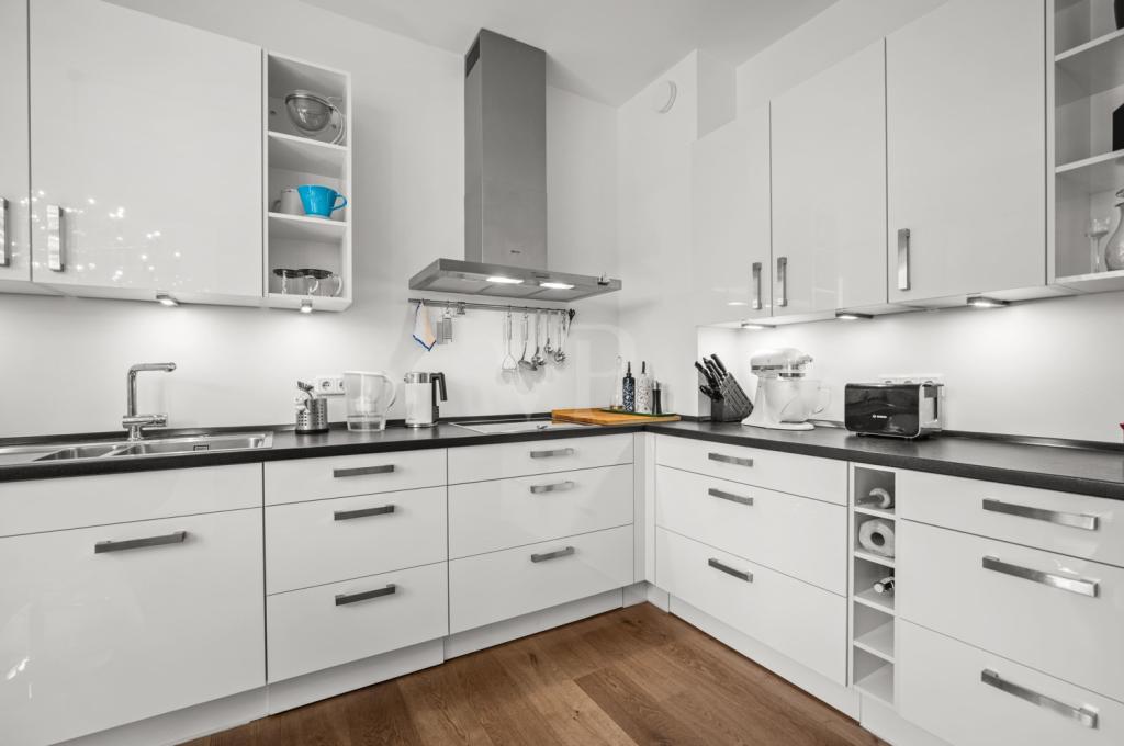 moderne Einbauküche mit weißen Hochglanzfronten