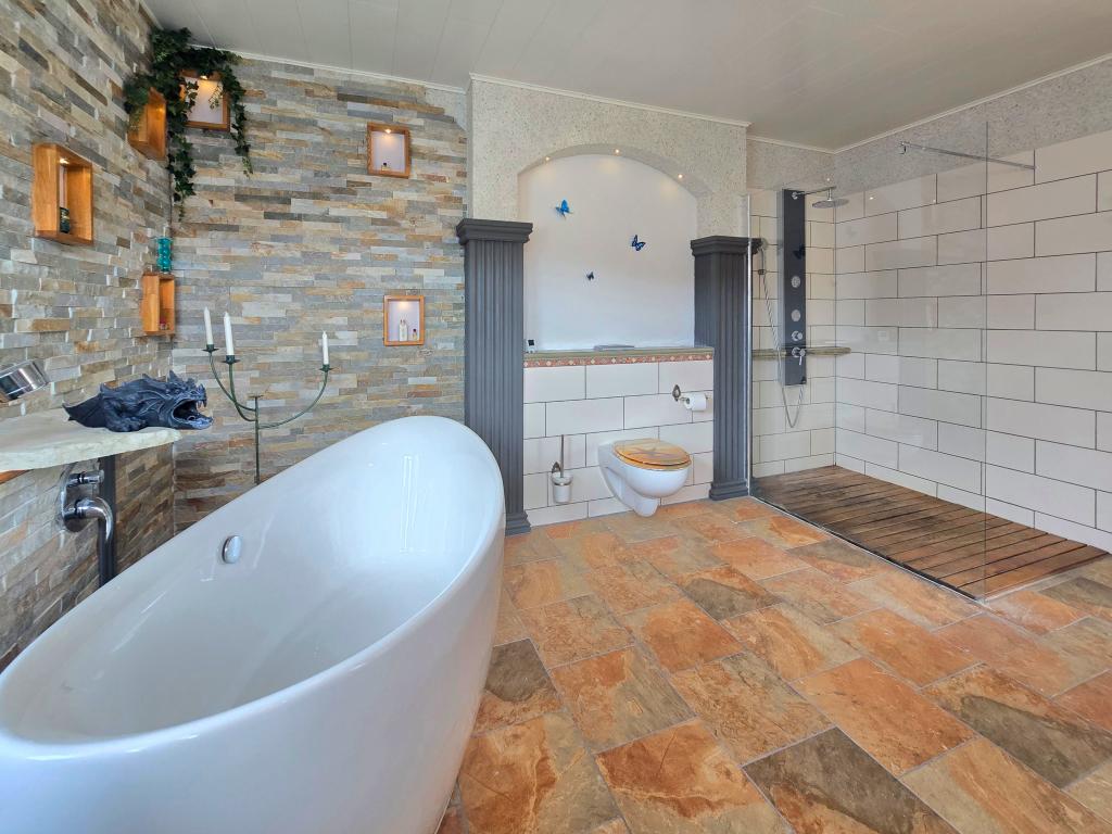Badezimmer mit freistehender Badewanne