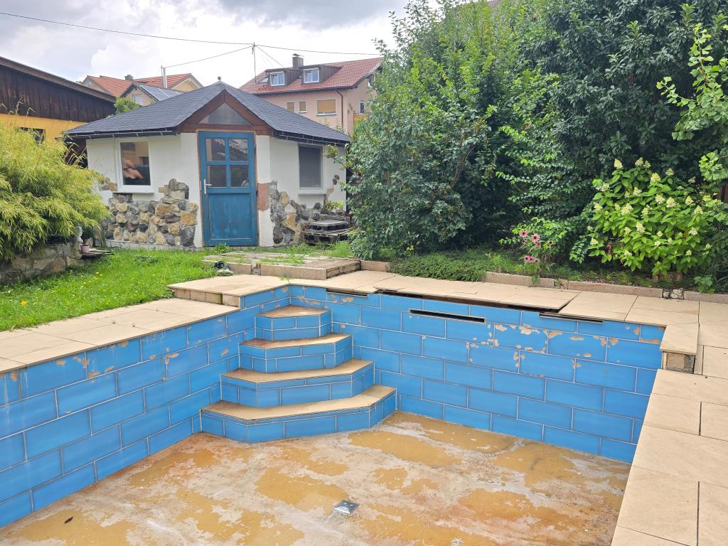 Pool mit Gartenhaus